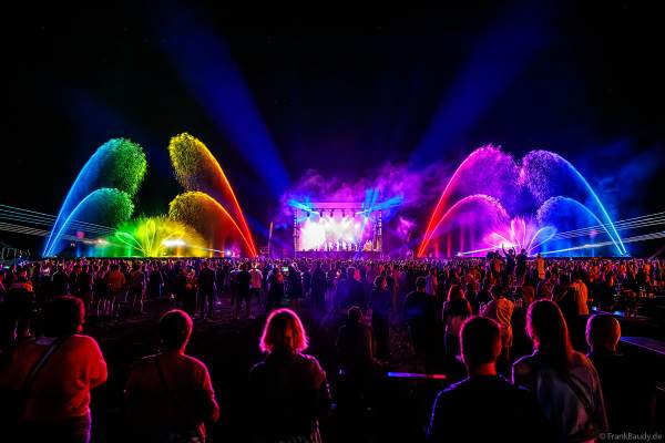 Partytime und Sommerlaune beim Festival Vents d’Est mit Livekonzerten, DJs, einer magischen Wassershow mit Laser, Lichtshow und Feuerwerk