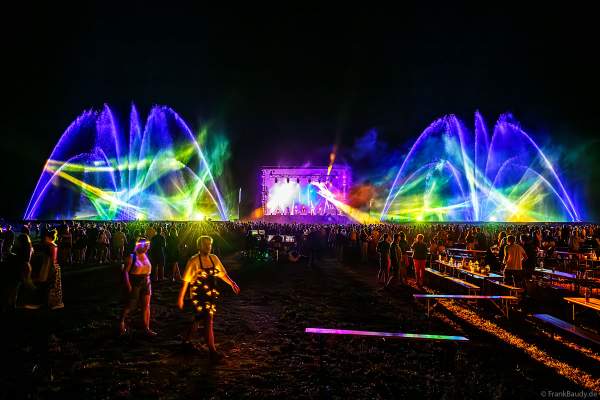 Partytime und Sommerlaune beim Festival Vents d’Est mit Livekonzerten, DJs, einer magischen Wassershow mit Laser, Lichtshow und Feuerwerk