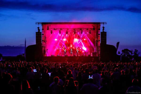Partytime und Sommerlaune beim Festival Vents d’Est mit Livekonzerten, DJs, einer magischen Wassershow mit Laser, Lichtshow und Feuerwerk