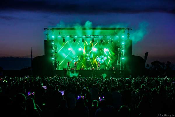Partytime und Sommerlaune beim Festival Vents d’Est mit Livekonzerten, DJs, einer magischen Wassershow mit Laser, Lichtshow und Feuerwerk
