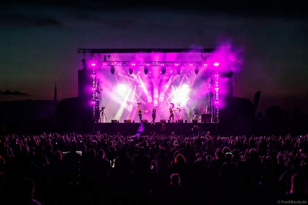 Partytime und Sommerlaune beim Festival Vents d’Est mit Livekonzerten, DJs, einer magischen Wassershow mit Laser, Lichtshow und Feuerwerk