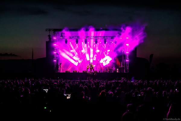 Partytime und Sommerlaune beim Festival Vents d’Est mit Livekonzerten, DJs, einer magischen Wassershow mit Laser, Lichtshow und Feuerwerk