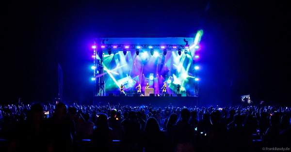 Partytime und Sommerlaune beim Festival Vents d’Est mit Livekonzerten, DJs, einer magischen Wassershow mit Laser, Lichtshow und Feuerwerk