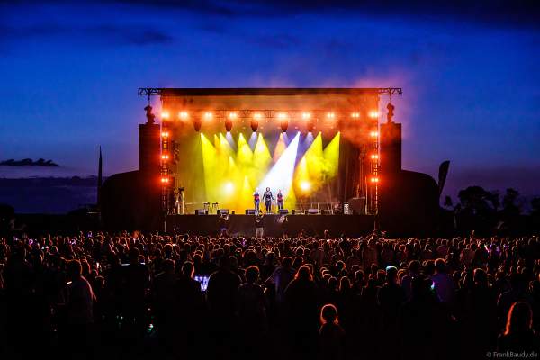 Partytime und Sommerlaune beim Festival Vents d’Est mit Livekonzerten, DJs, einer magischen Wassershow mit Laser, Lichtshow und Feuerwerk
