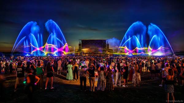 Partytime und Sommerlaune beim Festival Vents d’Est mit Livekonzerten, DJs, einer magischen Wassershow mit Laser, Lichtshow und Feuerwerk
