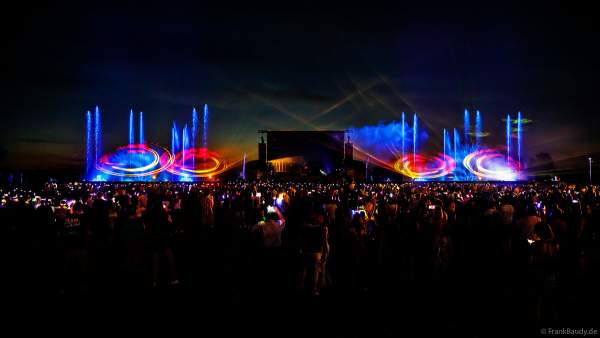 Partytime und Sommerlaune beim Festival Vents d’Est mit Livekonzerten, DJs, einer magischen Wassershow mit Laser, Lichtshow und Feuerwerk