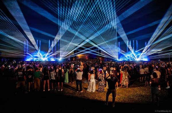 Partytime und Sommerlaune beim Festival Vents d’Est mit Livekonzerten, DJs, einer magischen Wassershow mit Laser, Lichtshow und Feuerwerk