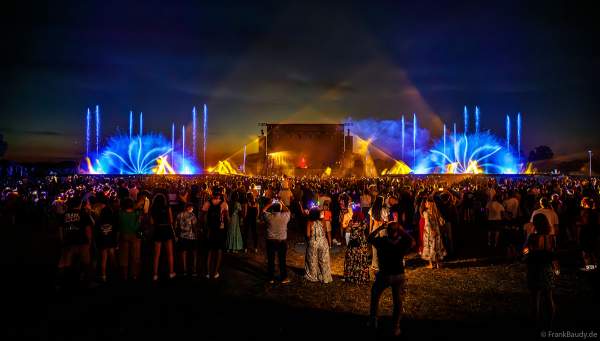 Partytime und Sommerlaune beim Festival Vents d’Est mit Livekonzerten, DJs, einer magischen Wassershow mit Laser, Lichtshow und Feuerwerk