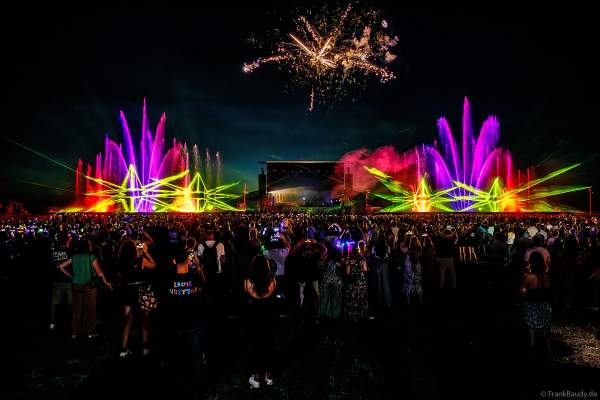 Partytime und Sommerlaune beim Festival Vents d’Est mit Livekonzerten, DJs, einer magischen Wassershow mit Laser, Lichtshow und Feuerwerk