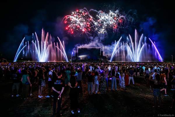 Partytime und Sommerlaune beim Festival Vents d’Est mit Livekonzerten, DJs, einer magischen Wassershow mit Laser, Lichtshow und Feuerwerk