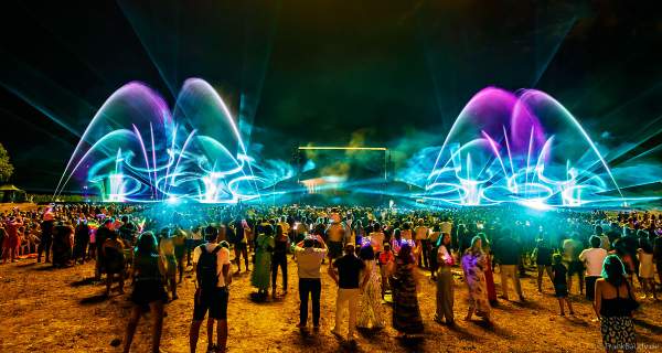 Partytime und Sommerlaune beim Festival Vents d’Est mit Livekonzerten, DJs, einer magischen Wassershow mit Laser, Lichtshow und Feuerwerk