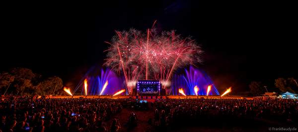 Partytime und Sommerlaune beim Festival Vents d’Est mit Livekonzerten, DJs, einer magischen Wassershow mit Laser, Lichtshow und Feuerwerk