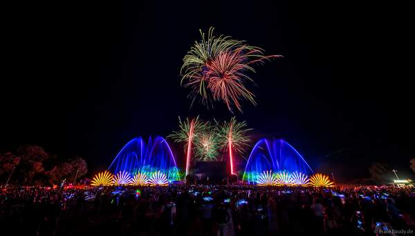 Partytime und Sommerlaune beim Festival Vents d’Est mit Livekonzerten, DJs, einer magischen Wassershow mit Laser, Lichtshow und Feuerwerk