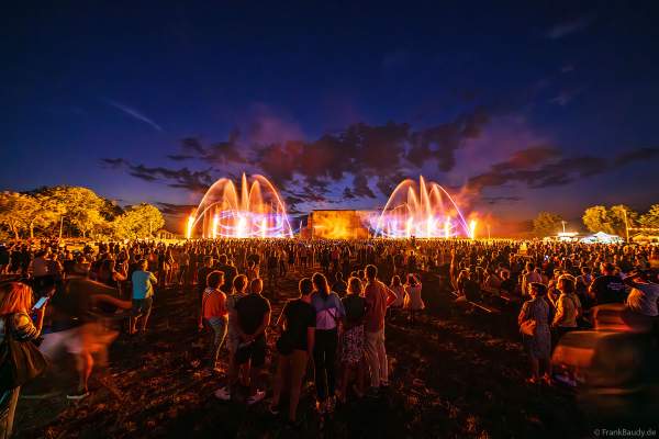Partytime und Sommerlaune beim Festival Vents d’Est mit Livekonzerten, DJs, einer magischen Wassershow mit Laser, Lichtshow und Feuerwerk