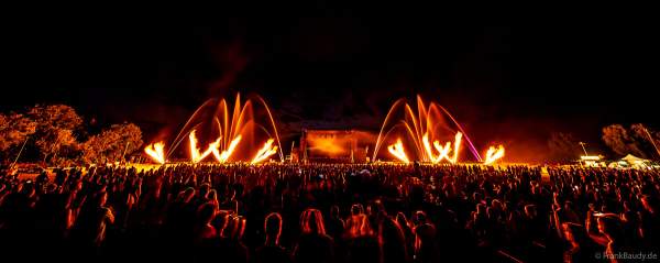 Partytime und Sommerlaune beim Festival Vents d’Est mit Livekonzerten, DJs, einer magischen Wassershow mit Laser, Lichtshow und Feuerwerk