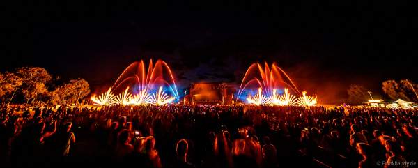 Partytime und Sommerlaune beim Festival Vents d’Est mit Livekonzerten, DJs, einer magischen Wassershow mit Laser, Lichtshow und Feuerwerk