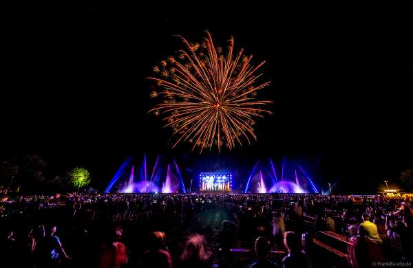 Partytime und Sommerlaune beim Festival Vents d’Est mit Livekonzerten, DJs, einer magischen Wassershow mit Laser, Lichtshow und Feuerwerk