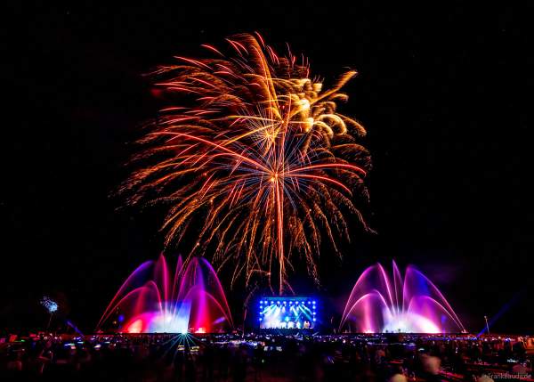 Partytime und Sommerlaune beim Festival Vents d’Est mit Livekonzerten, DJs, einer magischen Wassershow mit Laser, Lichtshow und Feuerwerk