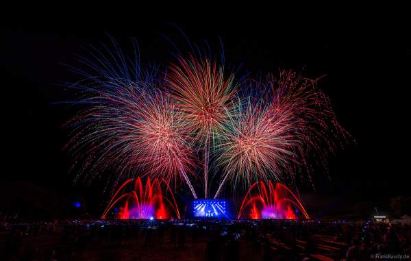 Partytime und Sommerlaune beim Festival Vents d’Est mit Livekonzerten, DJs, einer magischen Wassershow mit Laser, Lichtshow und Feuerwerk