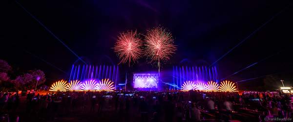 Partytime und Sommerlaune beim Festival Vents d’Est mit Livekonzerten, DJs, einer magischen Wassershow mit Laser, Lichtshow und Feuerwerk