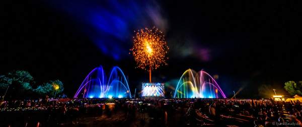 Partytime und Sommerlaune beim Festival Vents d’Est mit Livekonzerten, DJs, einer magischen Wassershow mit Laser, Lichtshow und Feuerwerk