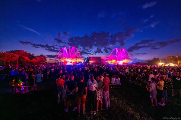 Partytime und Sommerlaune beim Festival Vents d’Est mit Livekonzerten, DJs, einer magischen Wassershow mit Laser, Lichtshow und Feuerwerk