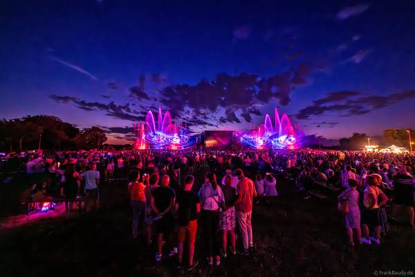 Partytime und Sommerlaune beim Festival Vents d’Est mit Livekonzerten, DJs, einer magischen Wassershow mit Laser, Lichtshow und Feuerwerk