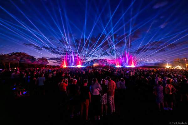 Partytime und Sommerlaune beim Festival Vents d’Est mit Livekonzerten, DJs, einer magischen Wassershow mit Laser, Lichtshow und Feuerwerk