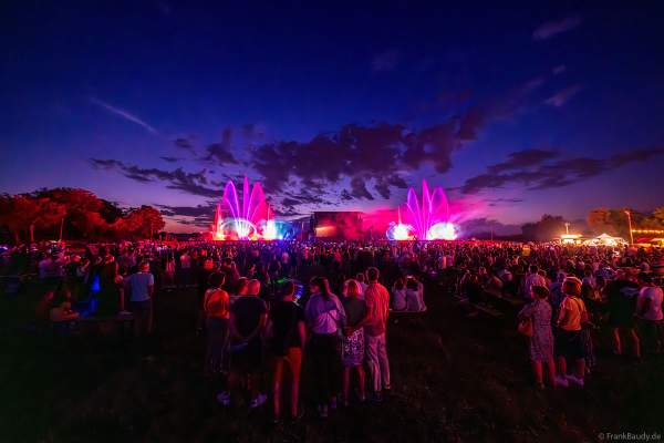 Partytime und Sommerlaune beim Festival Vents d’Est mit Livekonzerten, DJs, einer magischen Wassershow mit Laser, Lichtshow und Feuerwerk