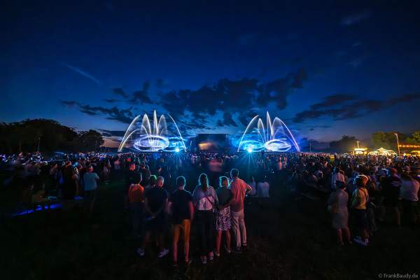 Partytime und Sommerlaune beim Festival Vents d’Est mit Livekonzerten, DJs, einer magischen Wassershow mit Laser, Lichtshow und Feuerwerk