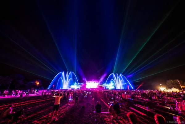 Partytime und Sommerlaune beim Festival Vents d’Est mit Livekonzerten, DJs, einer magischen Wassershow mit Laser, Lichtshow und Feuerwerk