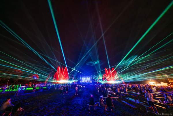 Partytime und Sommerlaune beim Festival Vents d’Est mit Livekonzerten, DJs, einer magischen Wassershow mit Laser, Lichtshow und Feuerwerk