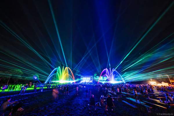 Partytime und Sommerlaune beim Festival Vents d’Est mit Livekonzerten, DJs, einer magischen Wassershow mit Laser, Lichtshow und Feuerwerk
