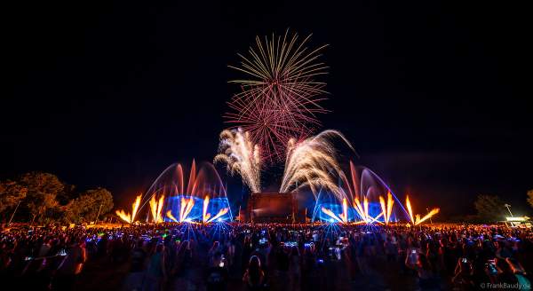 Partytime und Sommerlaune beim Festival Vents d’Est mit Livekonzerten, DJs, einer magischen Wassershow mit Laser, Lichtshow und Feuerwerk