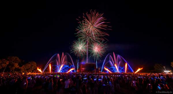 Partytime und Sommerlaune beim Festival Vents d’Est mit Livekonzerten, DJs, einer magischen Wassershow mit Laser, Lichtshow und Feuerwerk