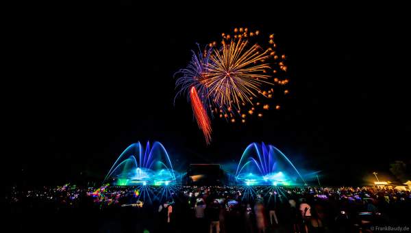 Partytime und Sommerlaune beim Festival Vents d’Est mit Livekonzerten, DJs, einer magischen Wassershow mit Laser, Lichtshow und Feuerwerk