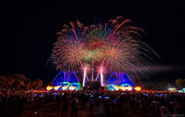 Partytime und Sommerlaune beim Festival Vents d’Est mit Livekonzerten, DJs, einer magischen Wassershow mit Laser, Lichtshow und Feuerwerk