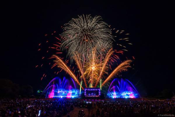 Partytime und Sommerlaune beim Festival Vents d’Est mit Livekonzerten, DJs, einer magischen Wassershow mit Laser, Lichtshow und Feuerwerk