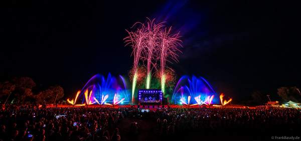 Partytime und Sommerlaune beim Festival Vents d’Est mit Livekonzerten, DJs, einer magischen Wassershow mit Laser, Lichtshow und Feuerwerk