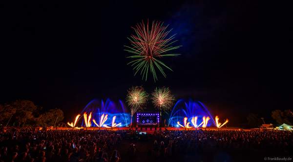 Partytime und Sommerlaune beim Festival Vents d’Est mit Livekonzerten, DJs, einer magischen Wassershow mit Laser, Lichtshow und Feuerwerk