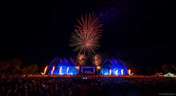 Partytime und Sommerlaune beim Festival Vents d’Est mit Livekonzerten, DJs, einer magischen Wassershow mit Laser, Lichtshow und Feuerwerk