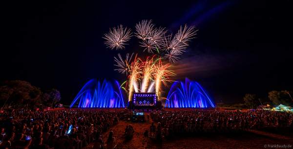 Partytime und Sommerlaune beim Festival Vents d’Est mit Livekonzerten, DJs, einer magischen Wassershow mit Laser, Lichtshow und Feuerwerk