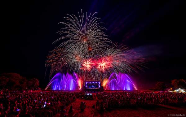 Partytime und Sommerlaune beim Festival Vents d’Est mit Livekonzerten, DJs, einer magischen Wassershow mit Laser, Lichtshow und Feuerwerk