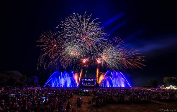 Partytime und Sommerlaune beim Festival Vents d’Est mit Livekonzerten, DJs, einer magischen Wassershow mit Laser, Lichtshow und Feuerwerk