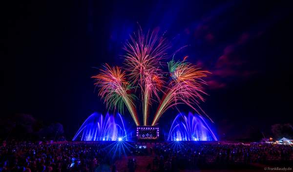 Partytime und Sommerlaune beim Festival Vents d’Est mit Livekonzerten, DJs, einer magischen Wassershow mit Laser, Lichtshow und Feuerwerk