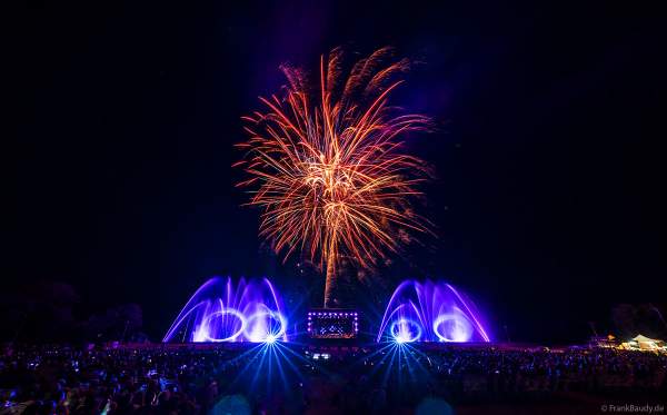 Partytime und Sommerlaune beim Festival Vents d’Est mit Livekonzerten, DJs, einer magischen Wassershow mit Laser, Lichtshow und Feuerwerk