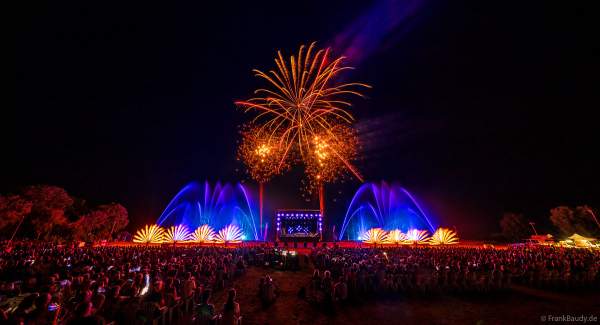 Partytime und Sommerlaune beim Festival Vents d’Est mit Livekonzerten, DJs, einer magischen Wassershow mit Laser, Lichtshow und Feuerwerk