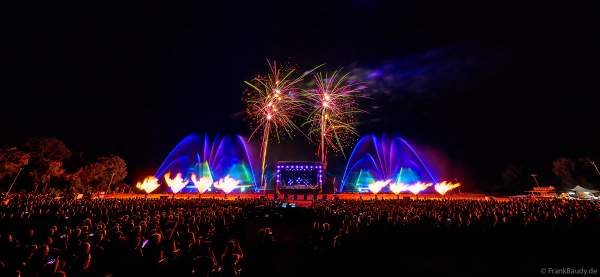 Partytime und Sommerlaune beim Festival Vents d’Est mit Livekonzerten, DJs, einer magischen Wassershow mit Laser, Lichtshow und Feuerwerk