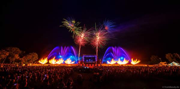 Partytime und Sommerlaune beim Festival Vents d’Est mit Livekonzerten, DJs, einer magischen Wassershow mit Laser, Lichtshow und Feuerwerk
