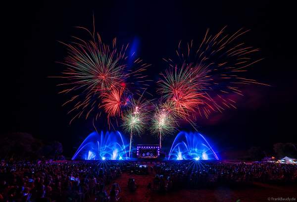 Partytime und Sommerlaune beim Festival Vents d’Est mit Livekonzerten, DJs, einer magischen Wassershow mit Laser, Lichtshow und Feuerwerk